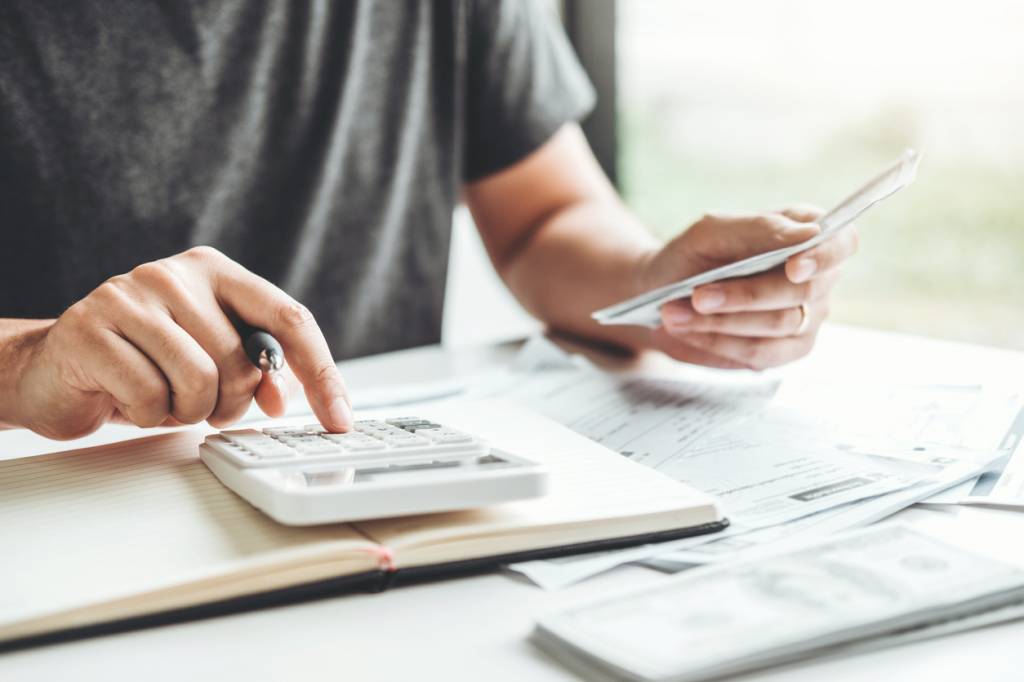 Un freelance travaillant sur sa calculatrice