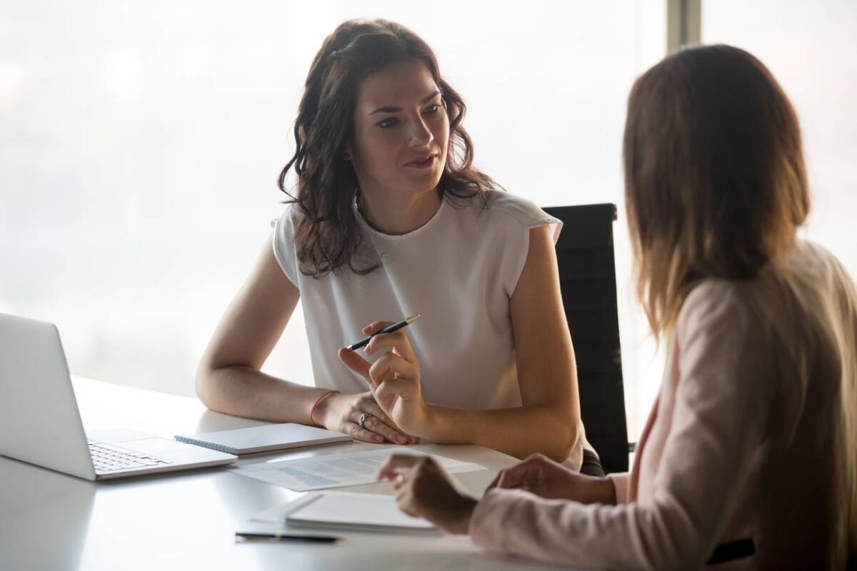 Deux femmes freelances discutent