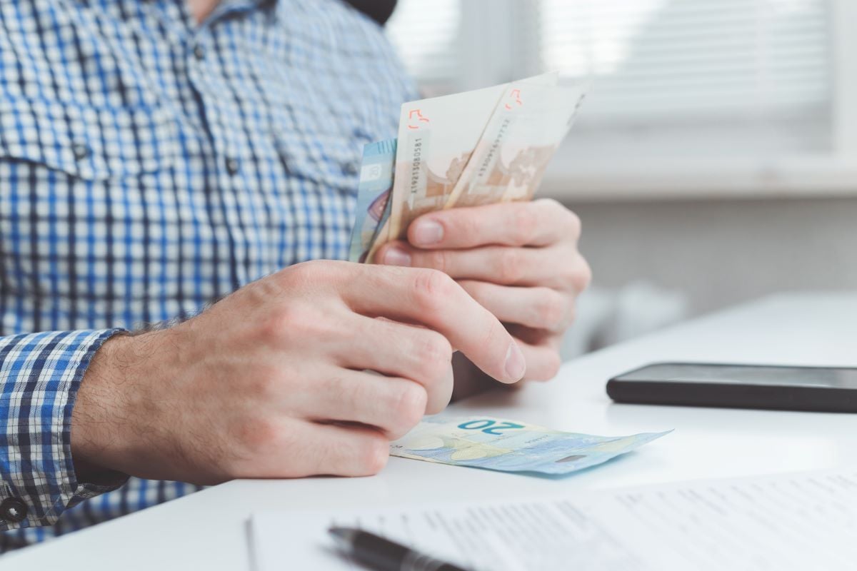Un salarié porté compte des billets de banque