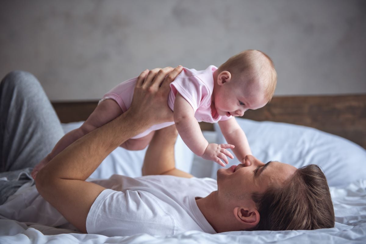 Un père tient son bébé dans ses bras
