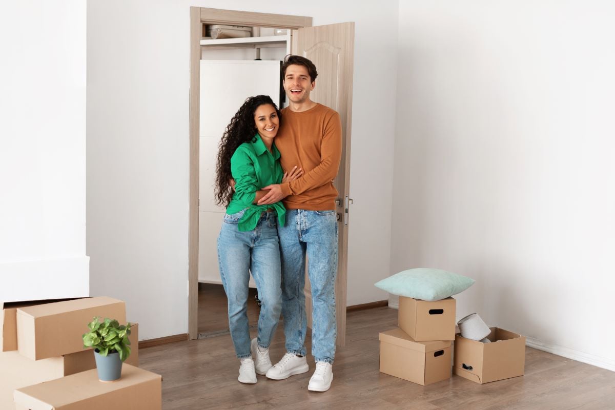 Un jeune couple entouré de carton dans leur nouvel appartement