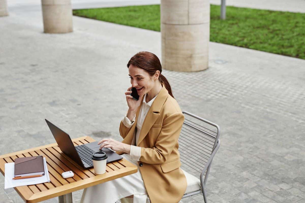 Une freelance travaille à l'extérieur
