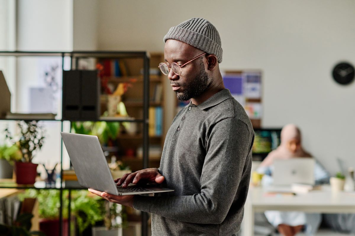 Un freelance travaillant debout