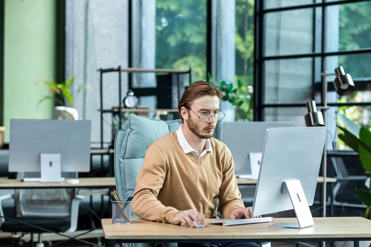 Un freelance travail seul dans son bureau