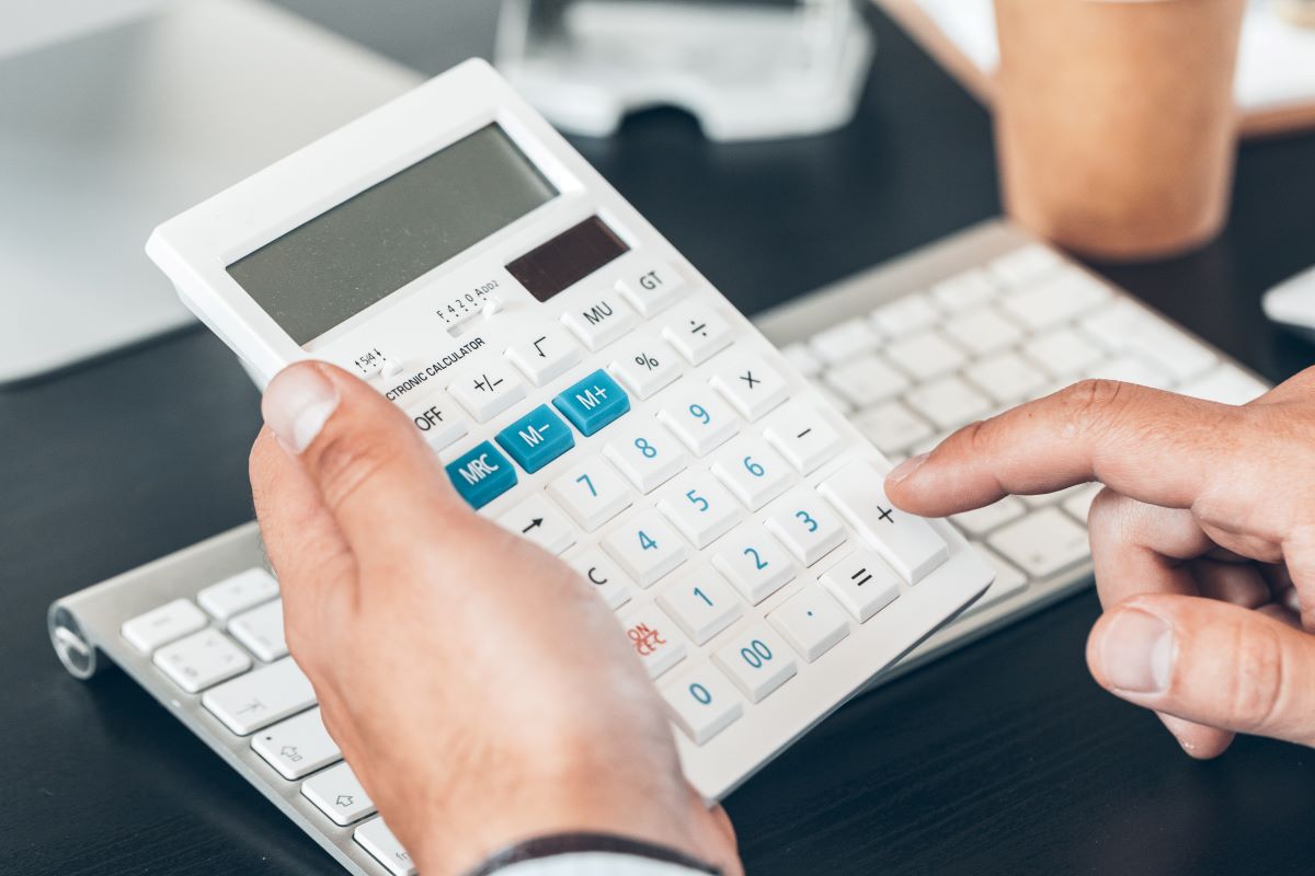 Un salarié porté fait une opération sur sa calculatrice