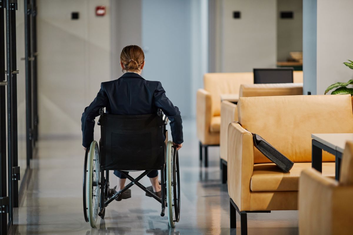 Une femme en fauteuil roulant dans un bureau