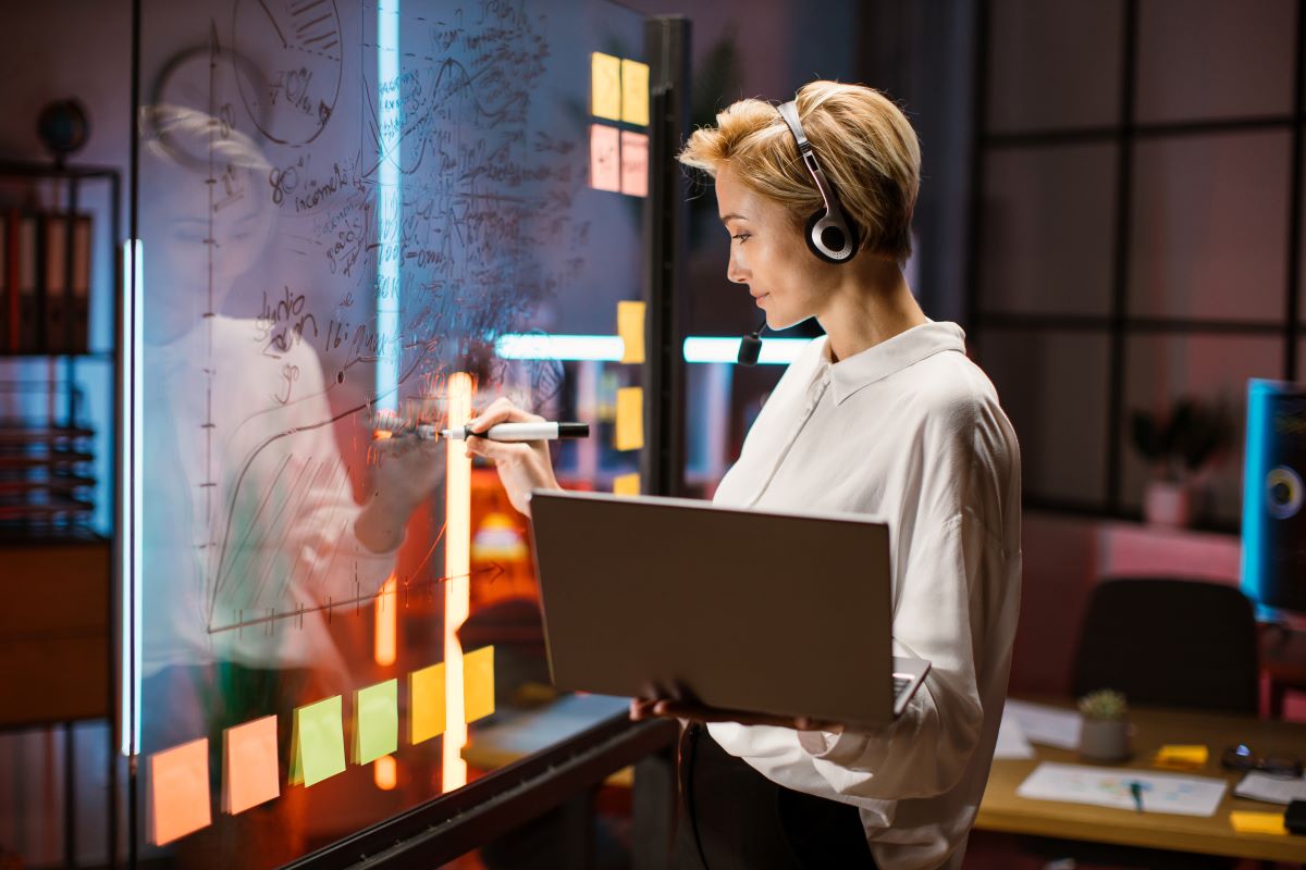 Une scrum master travail sur un tableau