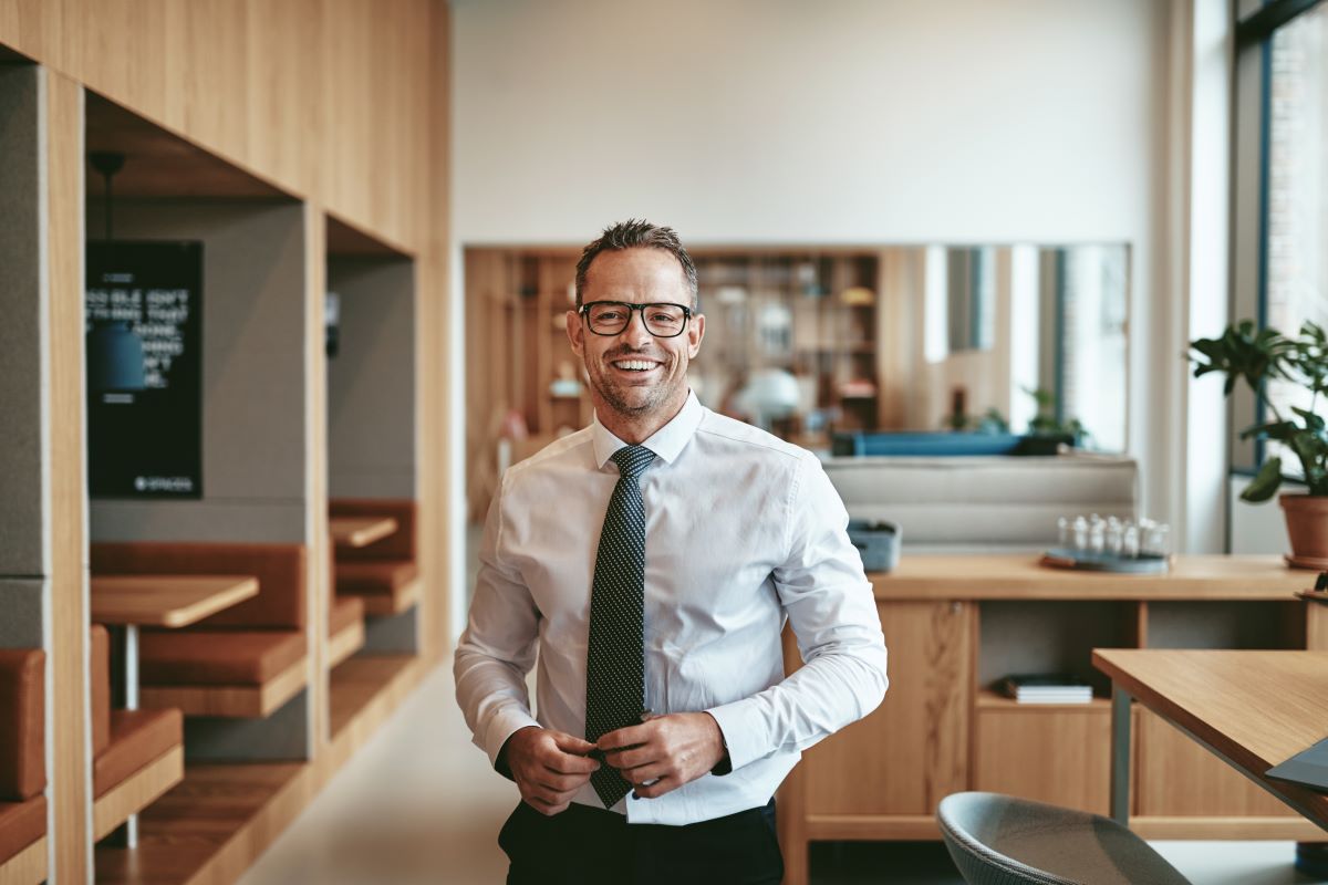 Un freelance souriant dans une cafétéria