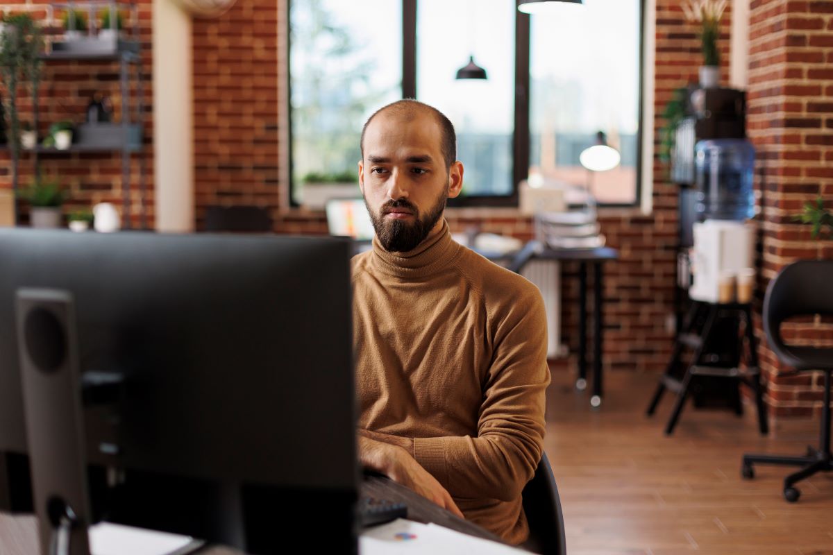 Un freelance travail sur son ordinateur