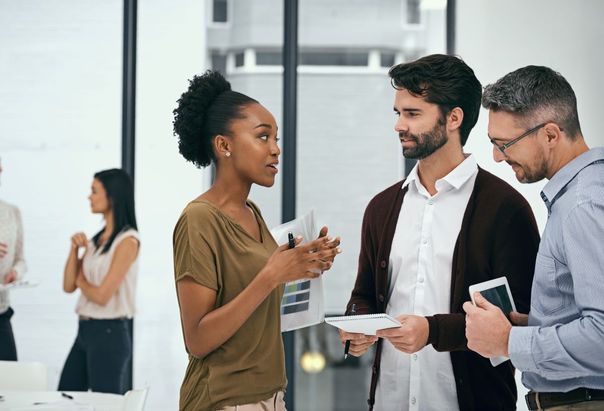 Une freelance discute avec des collaborateurs