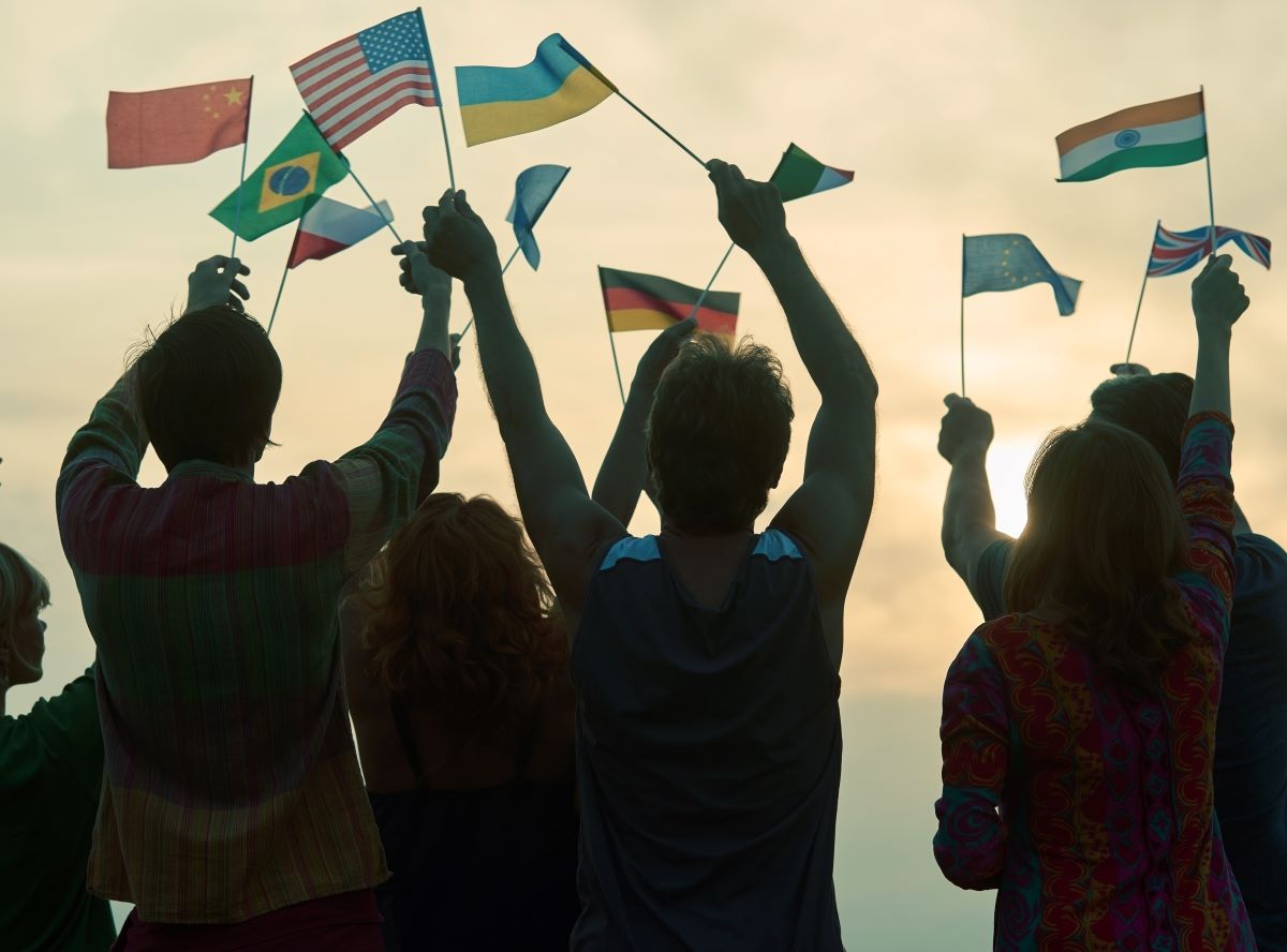 Un groupe de personne agitent des drapeaux