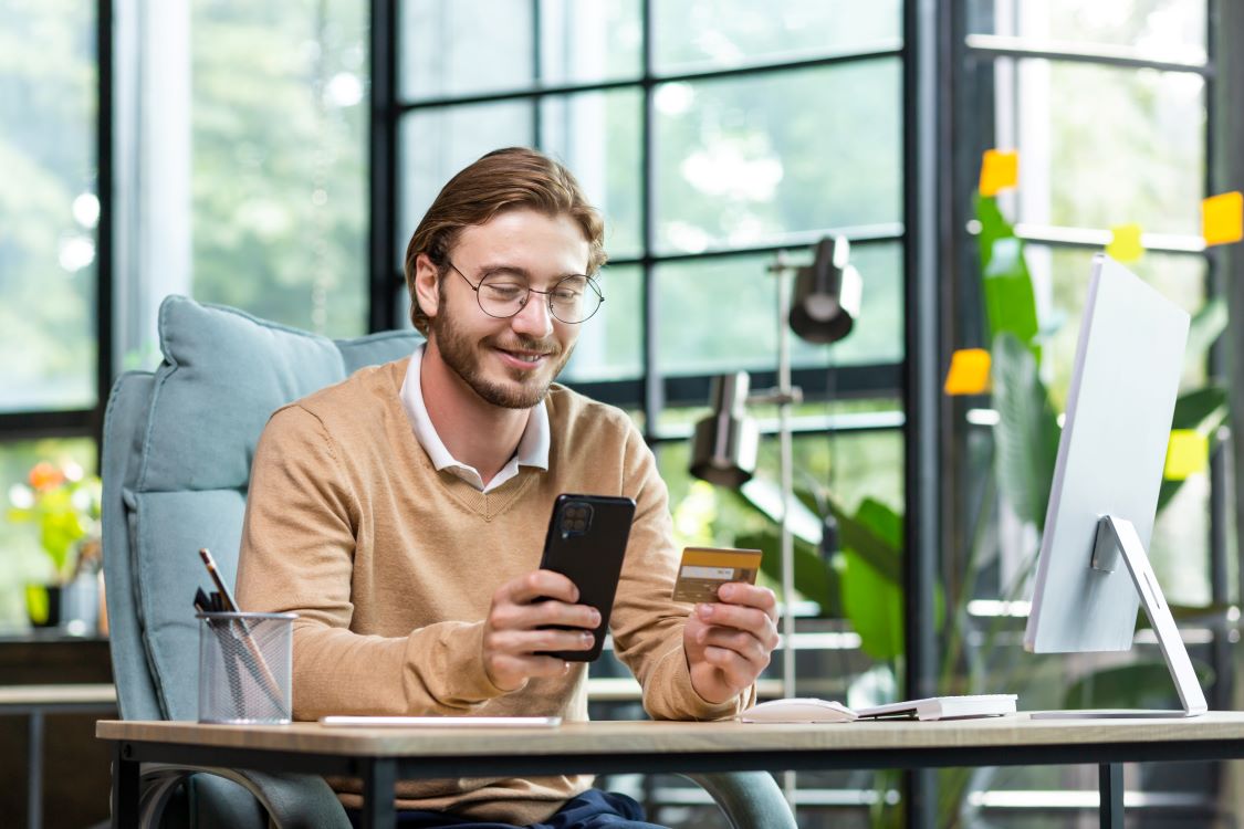 Un salarié porté rentre un code de carte bleu sur son portable