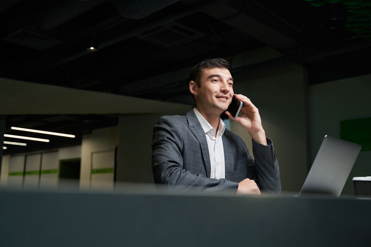Un salarié porté au téléphone