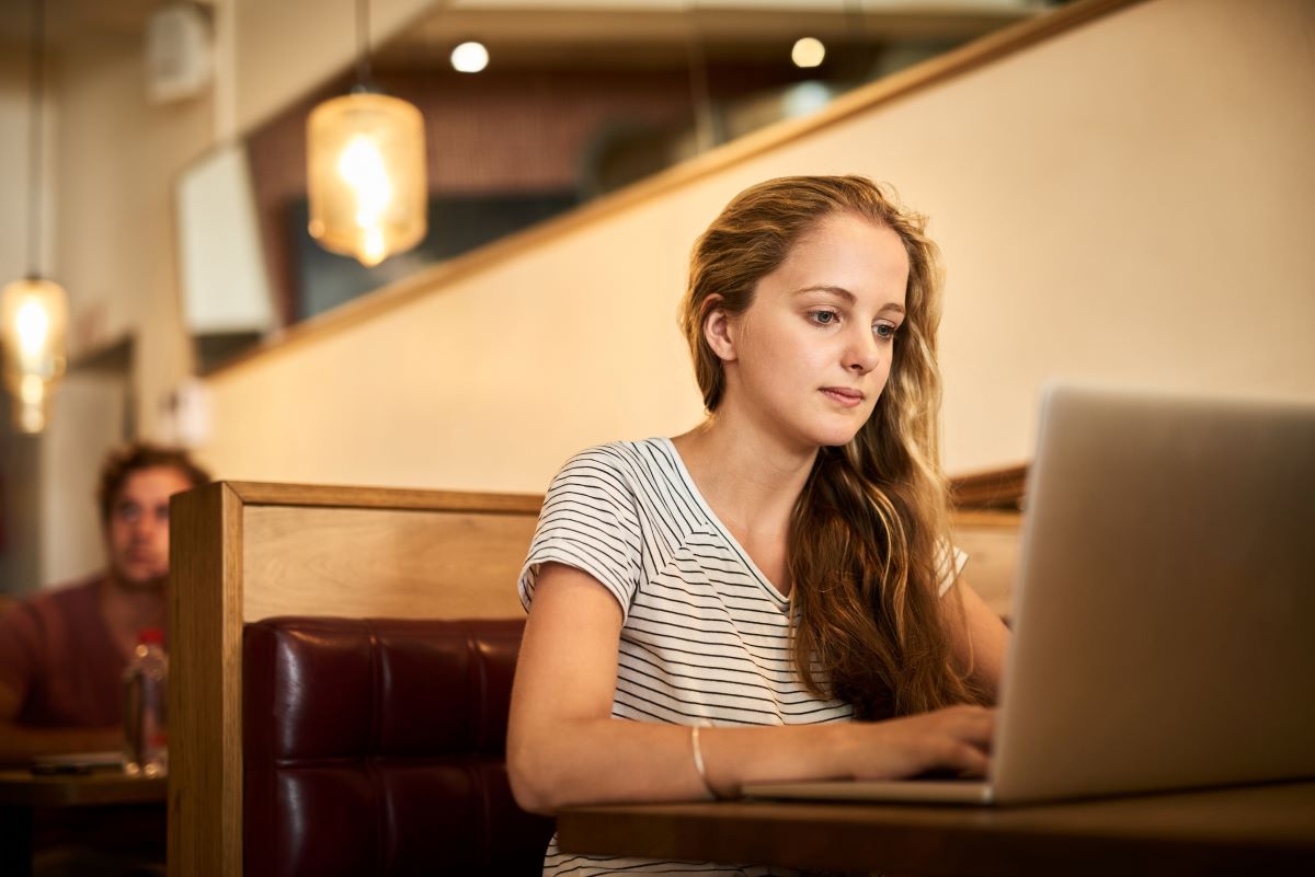 Une freelance travaille dans un bureau