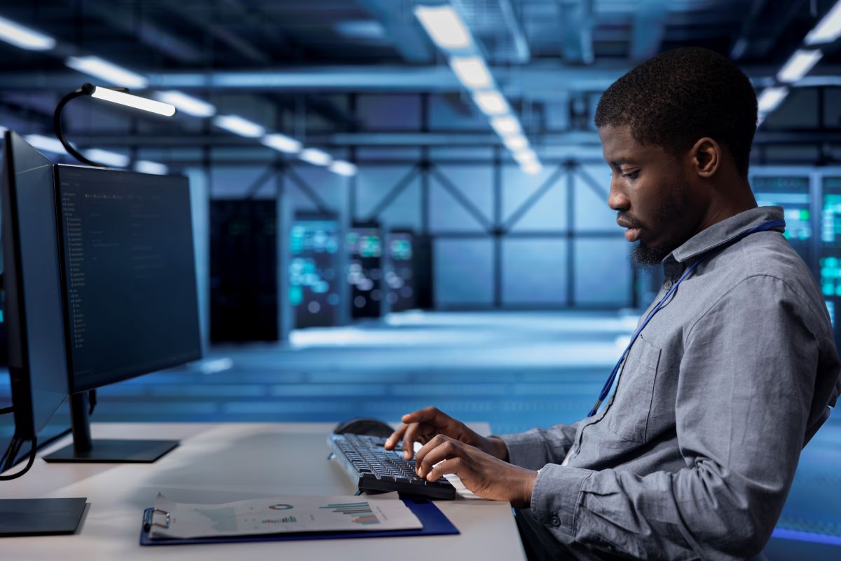 Un freelance travaillant seul dans son bureau