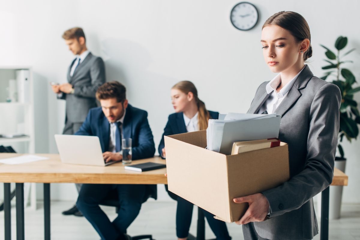 Une femme licenciée tient un carton contenant ses affaires