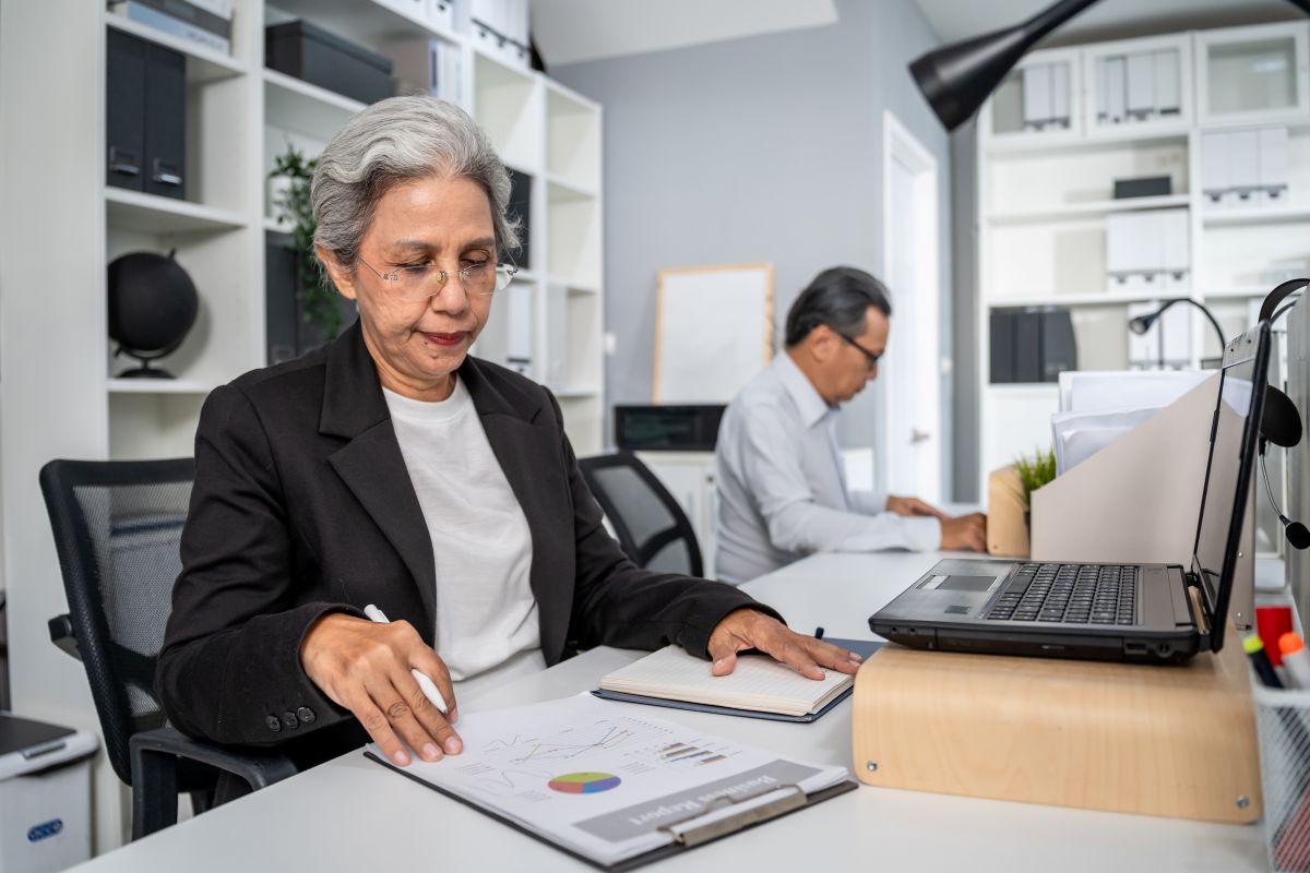 Une salariée sénior dans un bureau