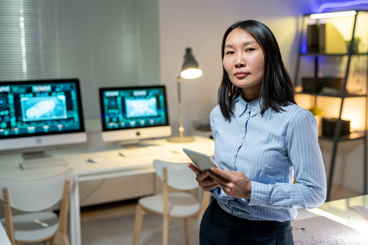 Une ingénieure sur sa tablette dans son bureau