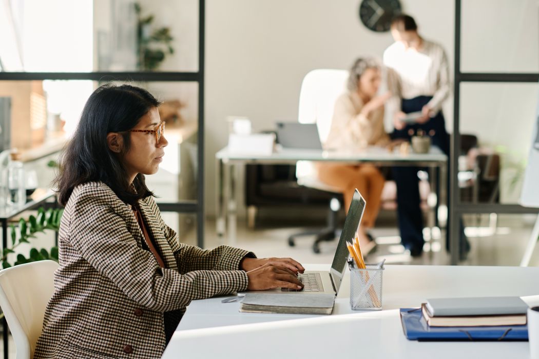 Une freelance travaille dans son bureau