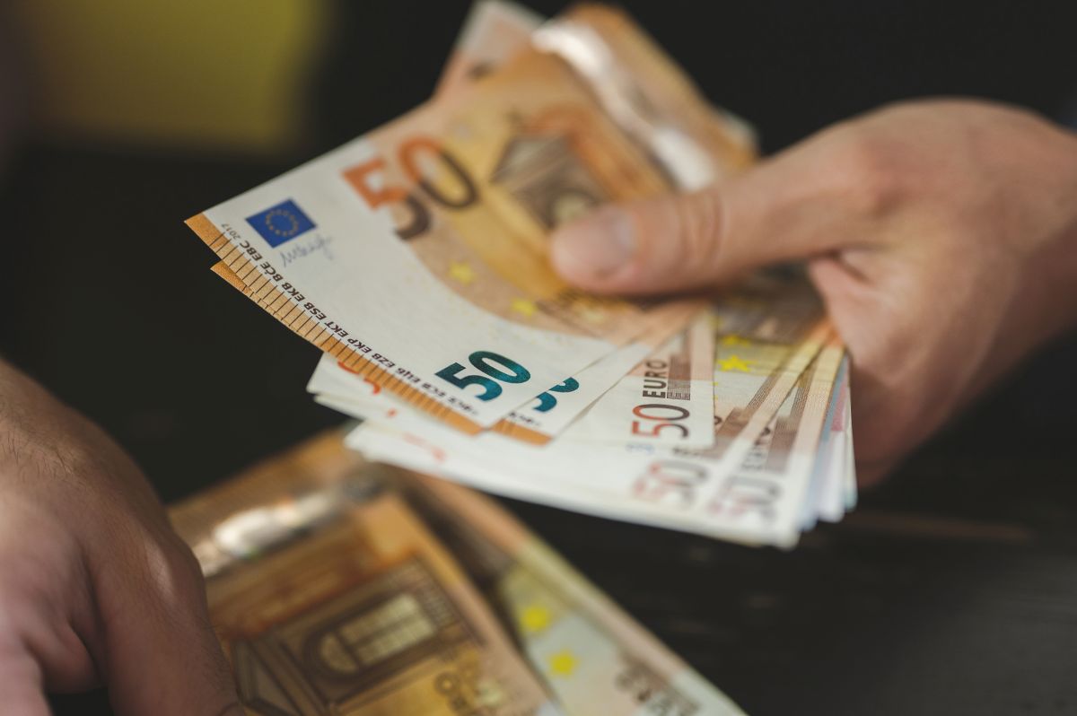 Un homme compte des billets