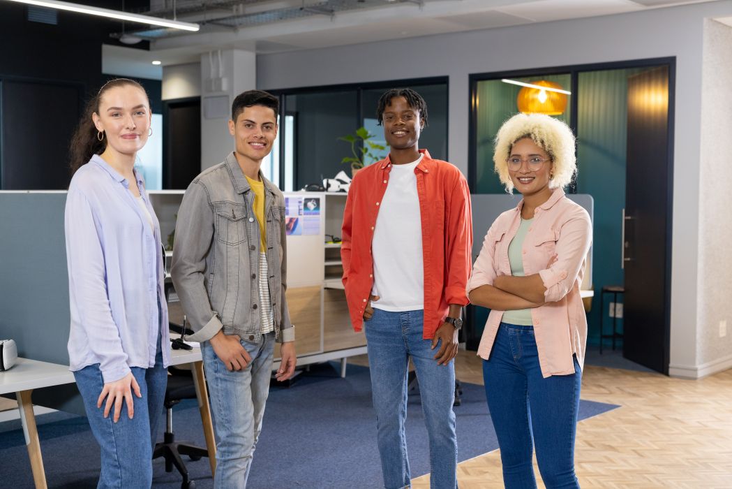 Des collègues d'affaires diversifiés réunis dans un bureau moderne, mettant en valeur le travail d'équipe
