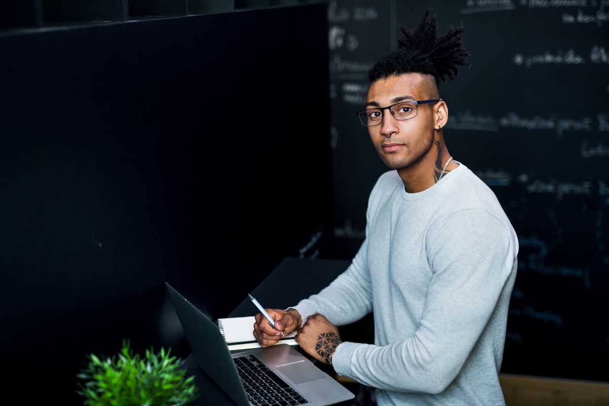Un homme travaillant sur son ordinateur