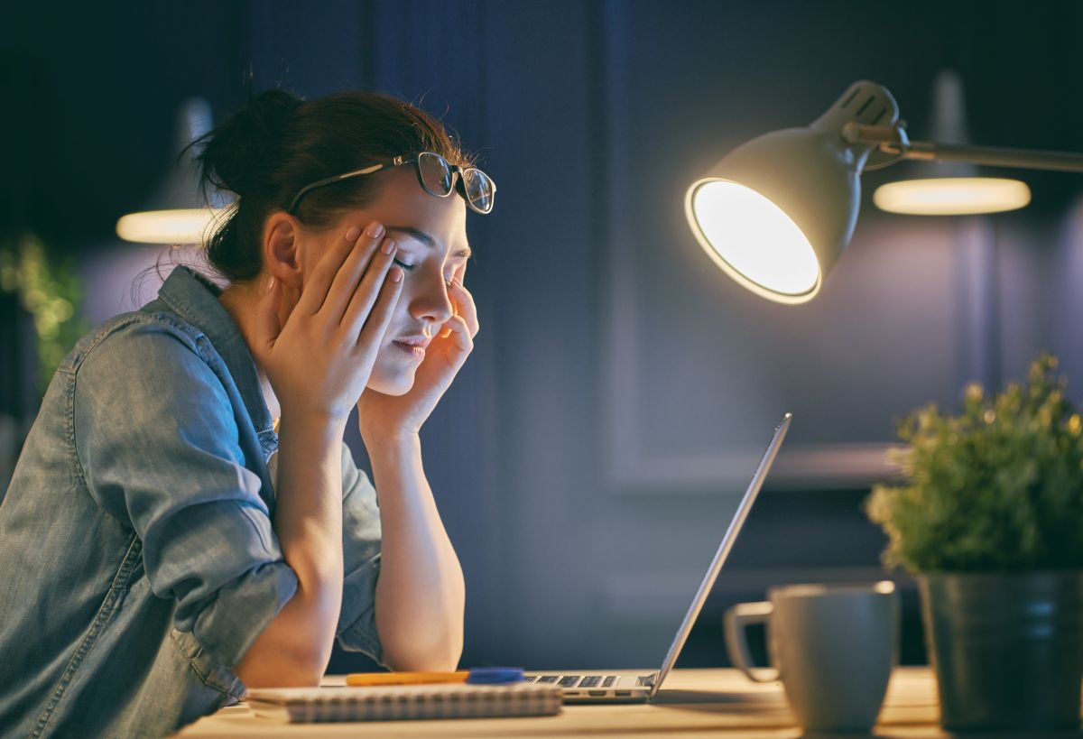 Une freelance frustré devant son écran