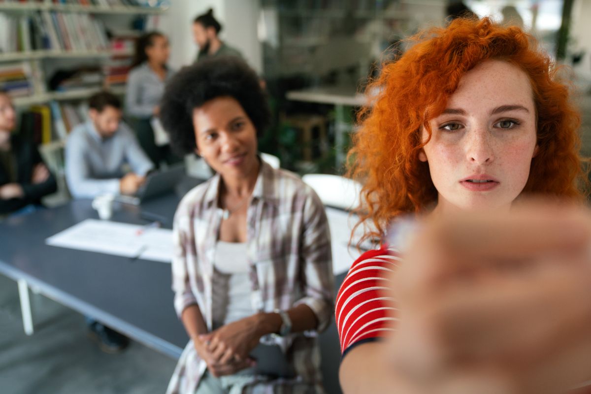 Une femme prend en selfie ses collègues femmes