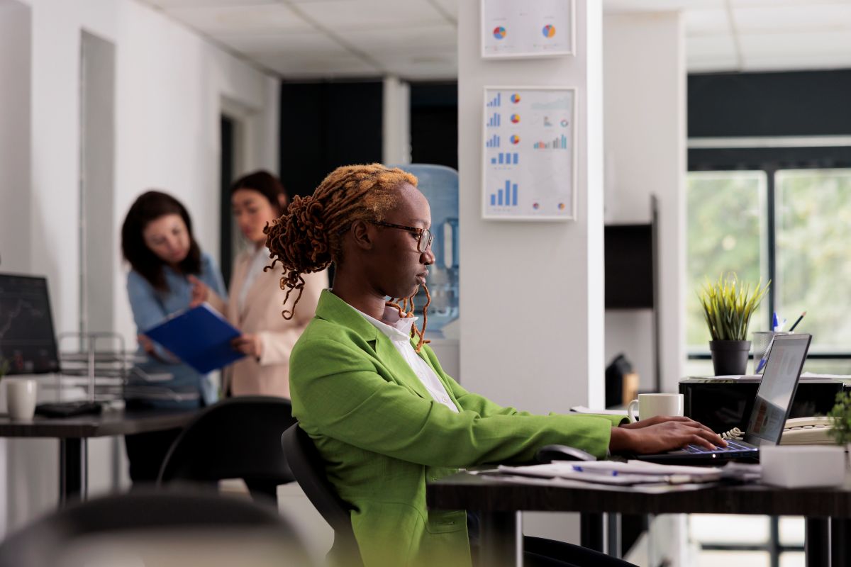 Un femme dans son bureau