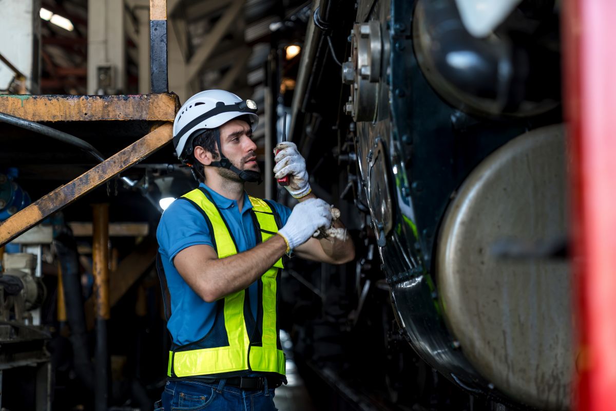 Un technicien de maintenance travaillant sur un train