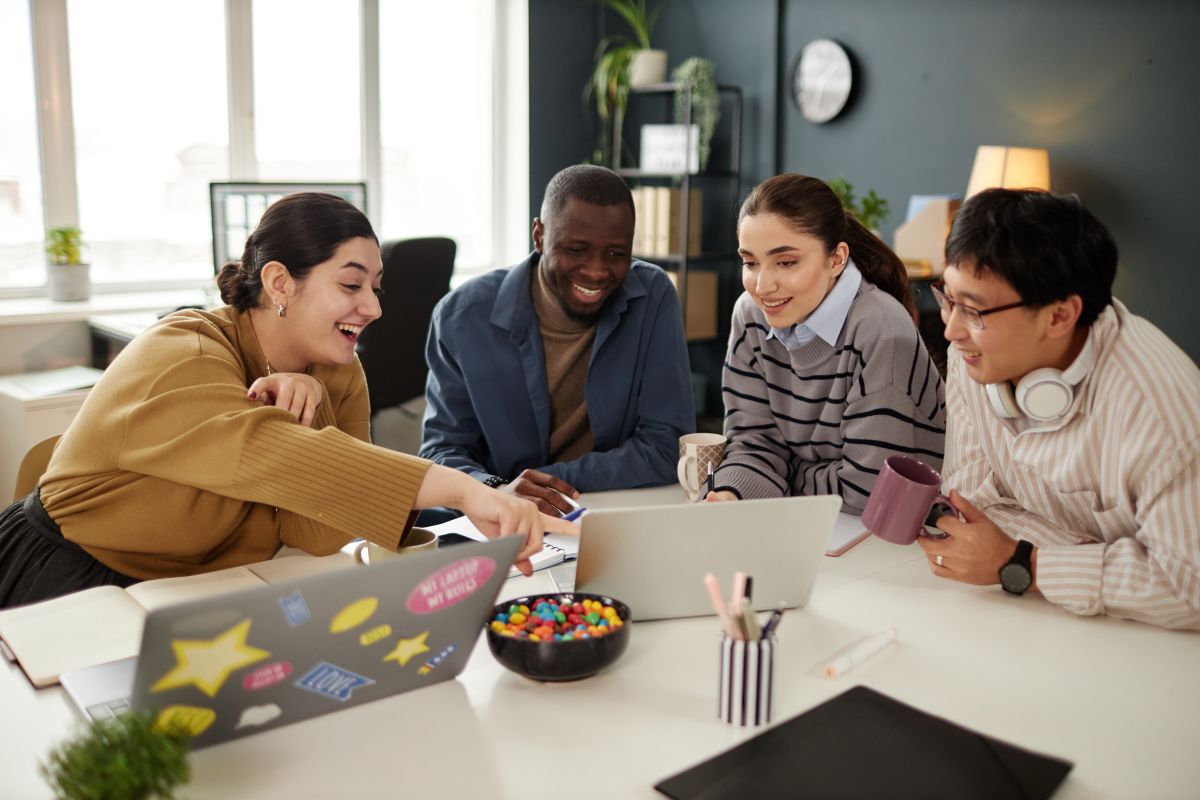 Des jeunes freelances travaillent sur un projet