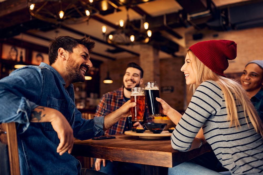 Un groupe d'amis prennent un verre