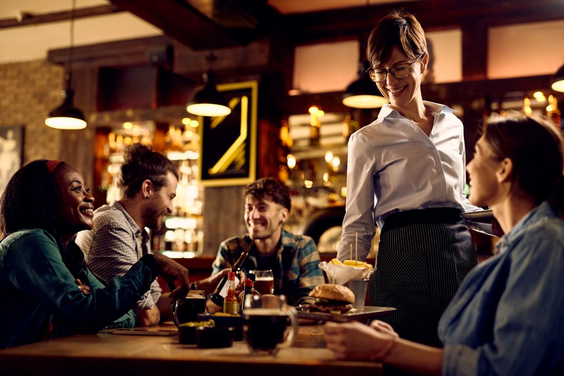 Une serveuse au restaurant