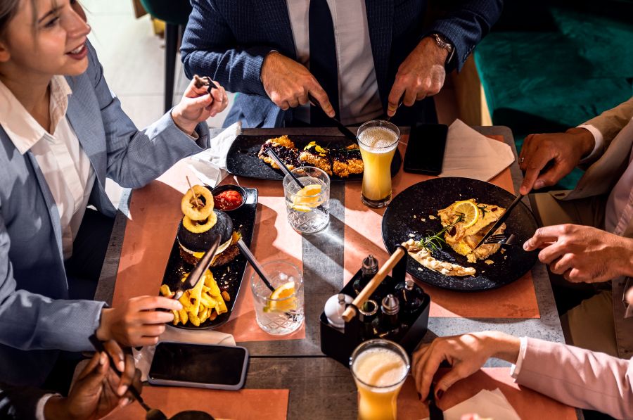 Des salariés mangent au restaurant