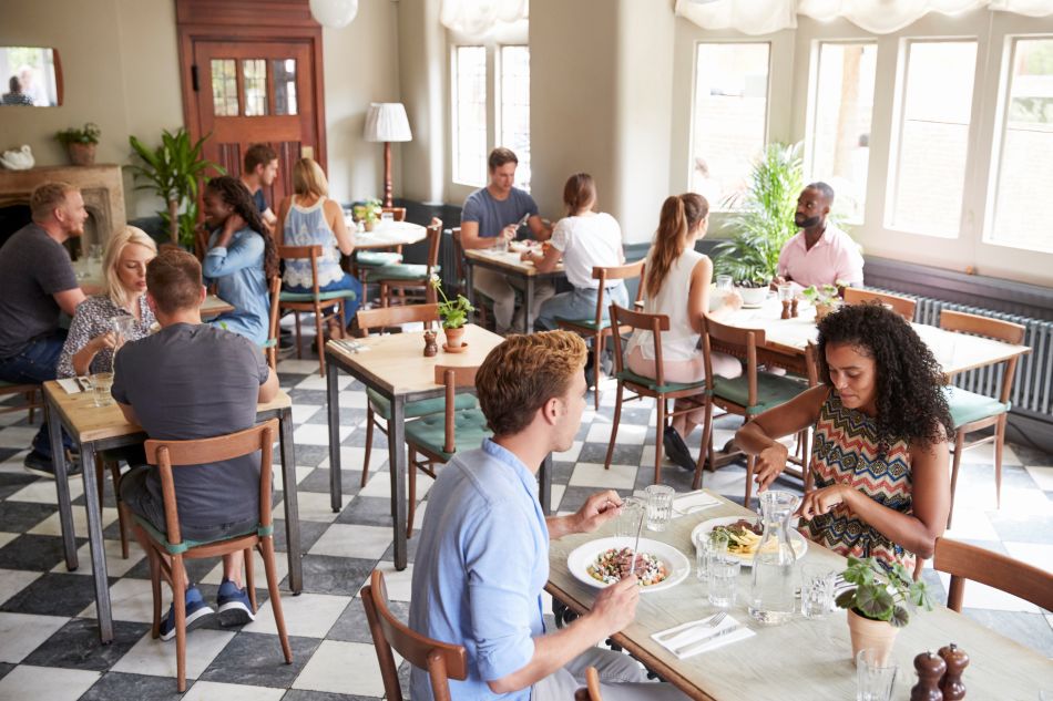 Des clients dégustant des repas dans un restaurant très fréquenté 