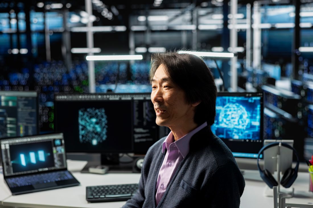 Un administrateur système dans un data center, utilisant un PC pour gérer des ensembles de données d'entraînement d'IA