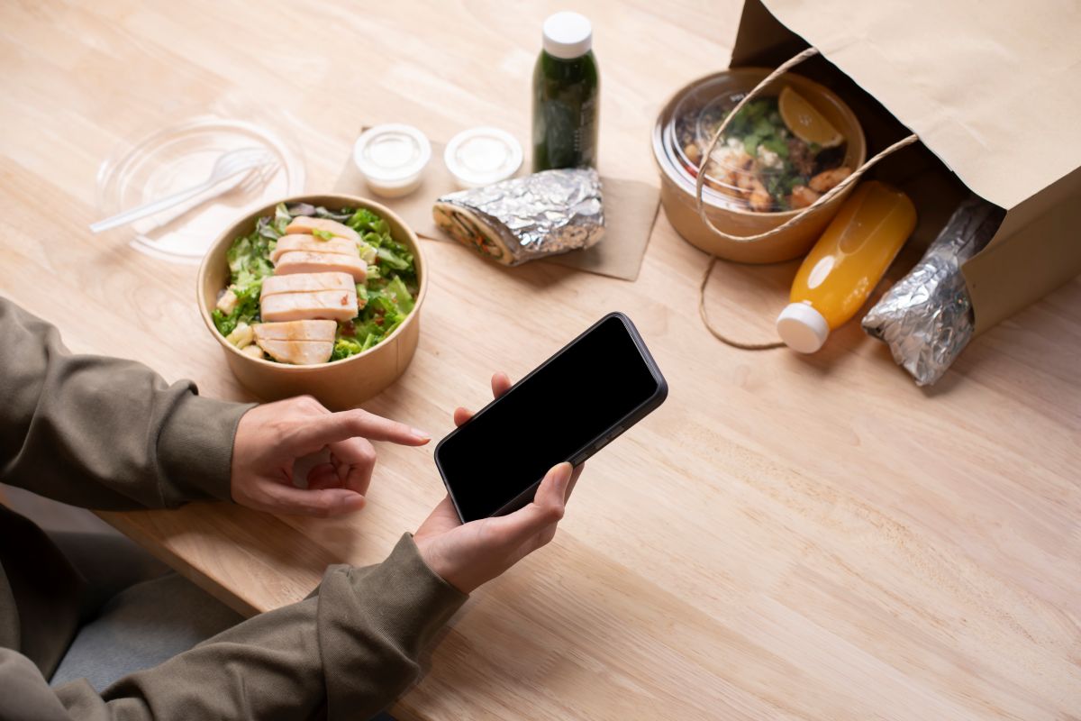 Une commande UberEats sur une table