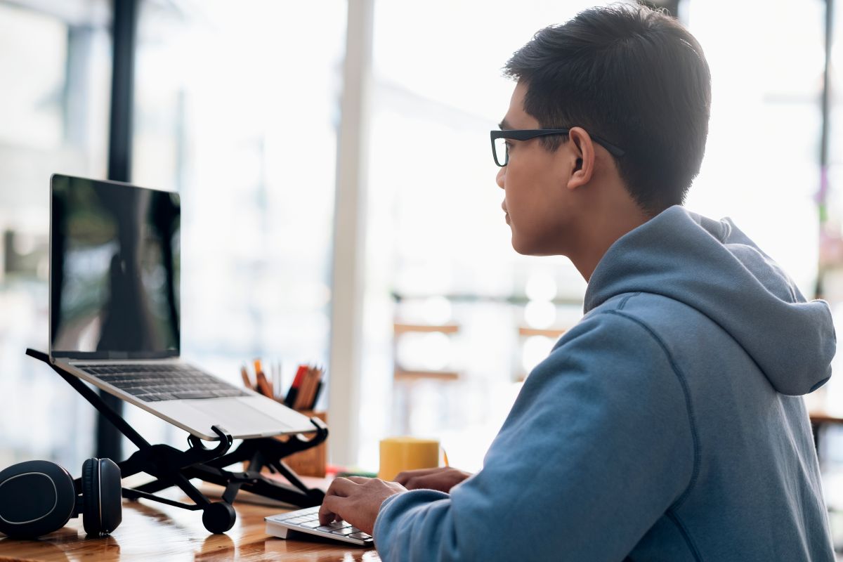 Un freelance devant son ordinateur
