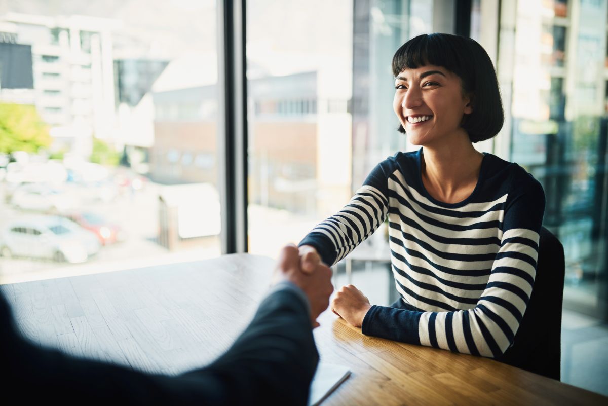 Une femme serre la main à un homme