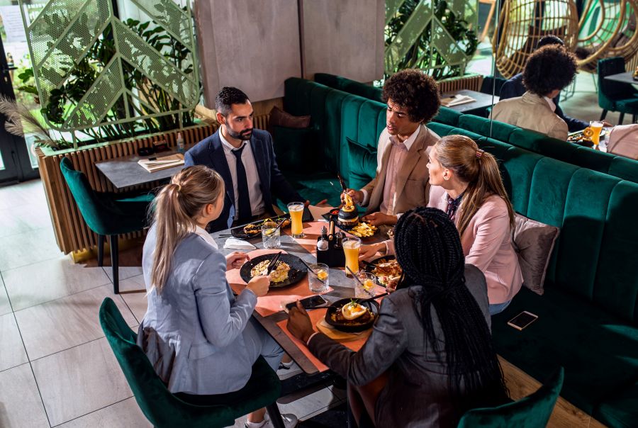 Un groupe de salariés au restaurant