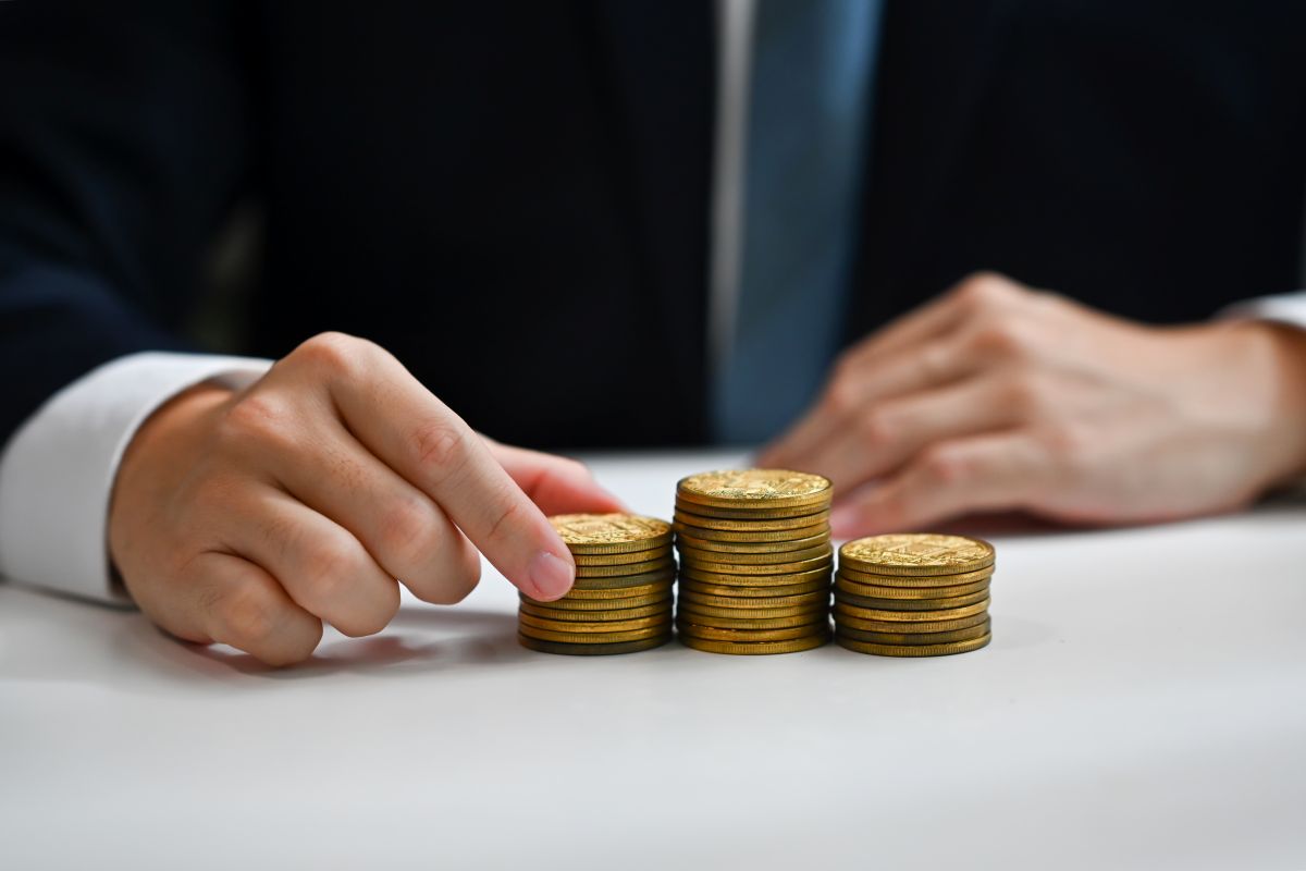 Un homme a aligné des pièces de monnaie