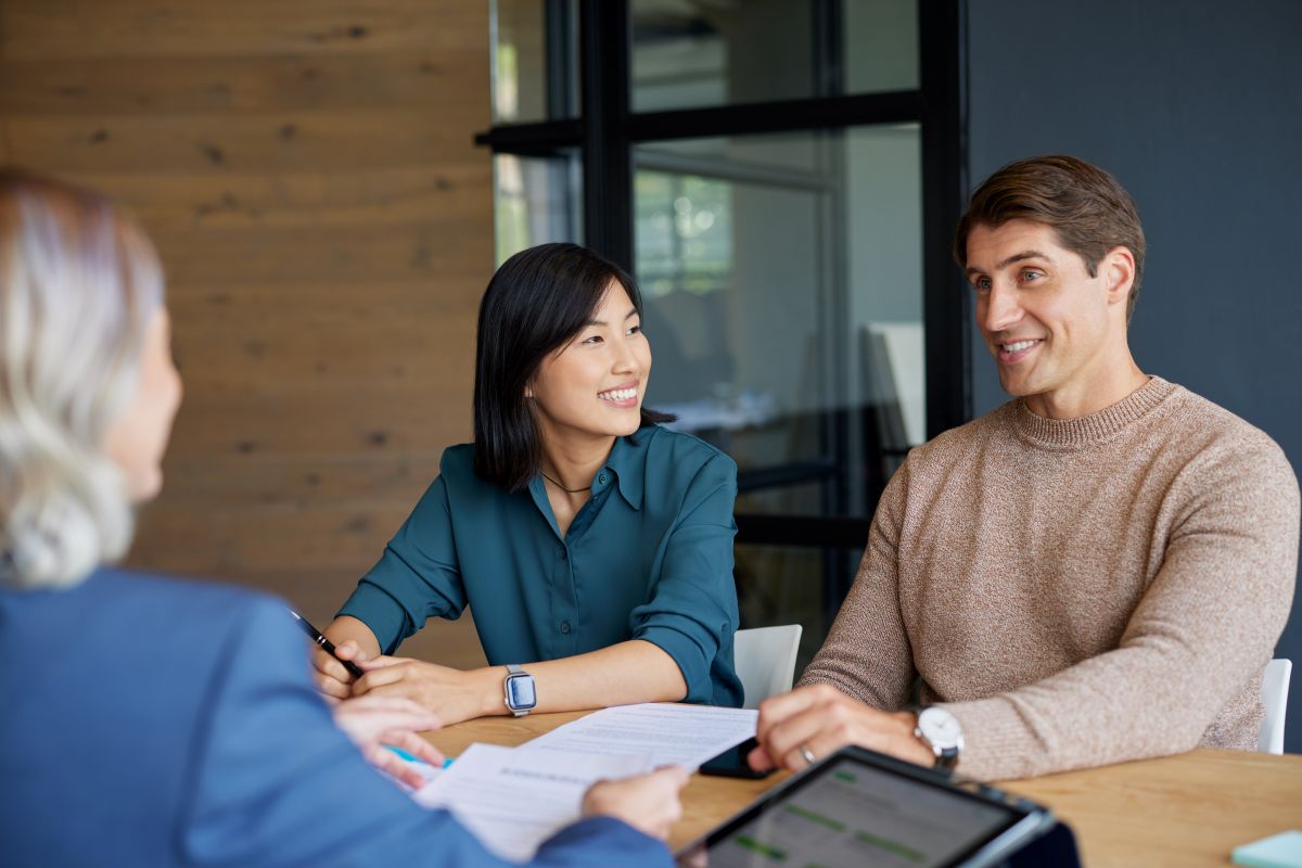 Un candidat discute avec des recruteurs