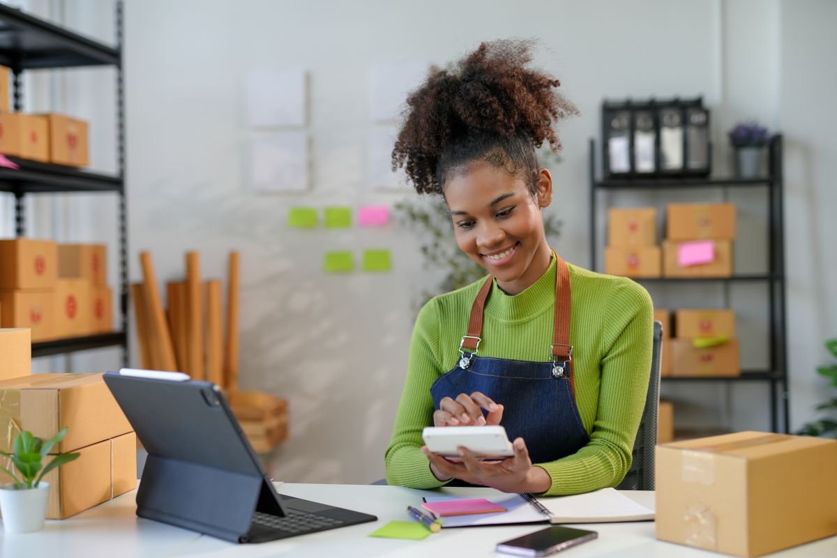 Une entrepreneuse calcule ses factures