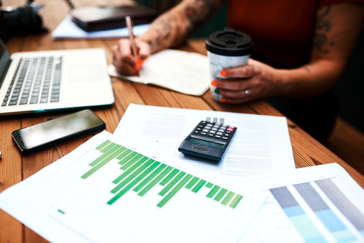 Une freelance calcule ses investissements