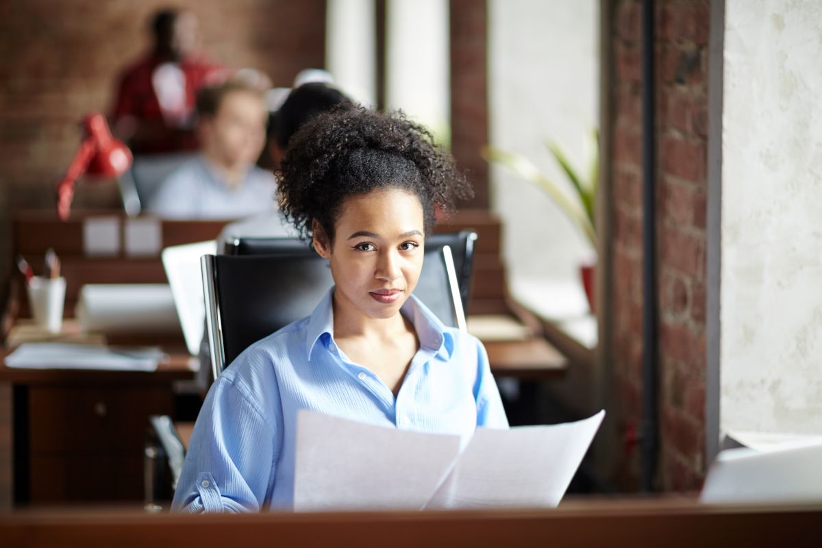 Une freelance travaillant dans un espace de coworking
