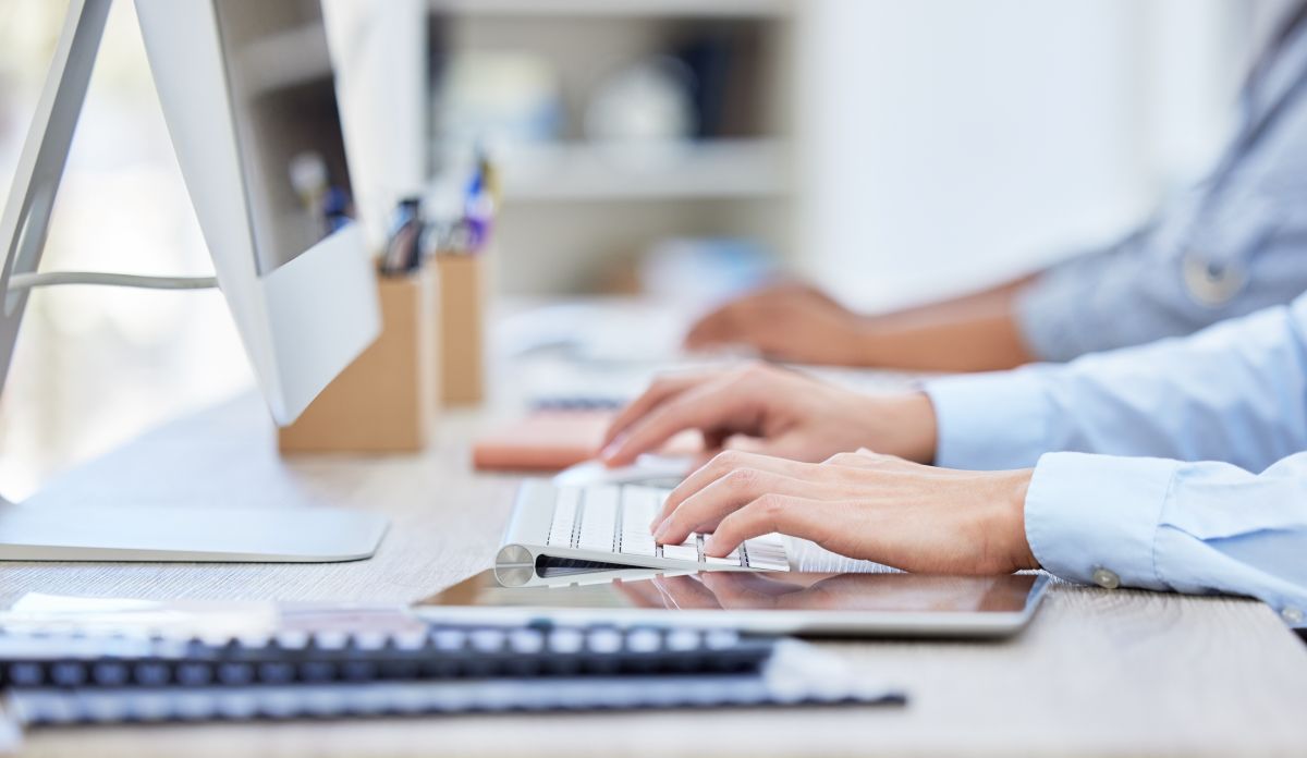 Un entrepreneur travail sur son ordinateur