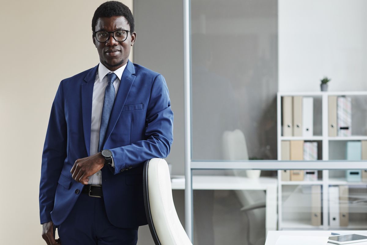 Homme d'affaires travaillant au bureau 