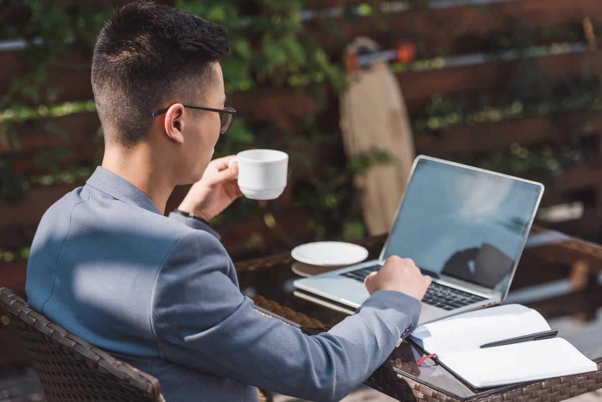 Un freelance travaillant dans un café