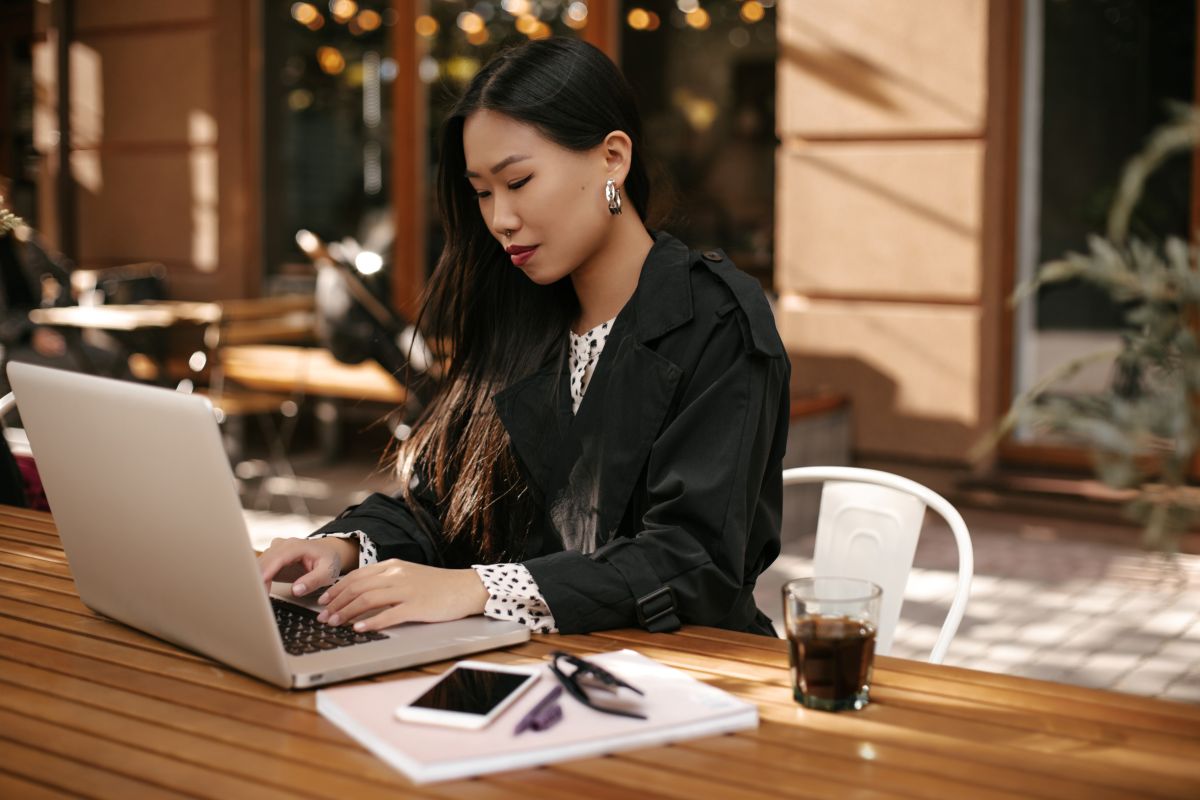 Une freelance travaillant dans un café