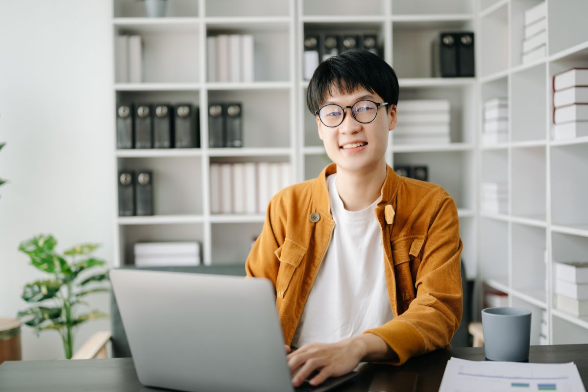 Une freelance travaillant chez elle